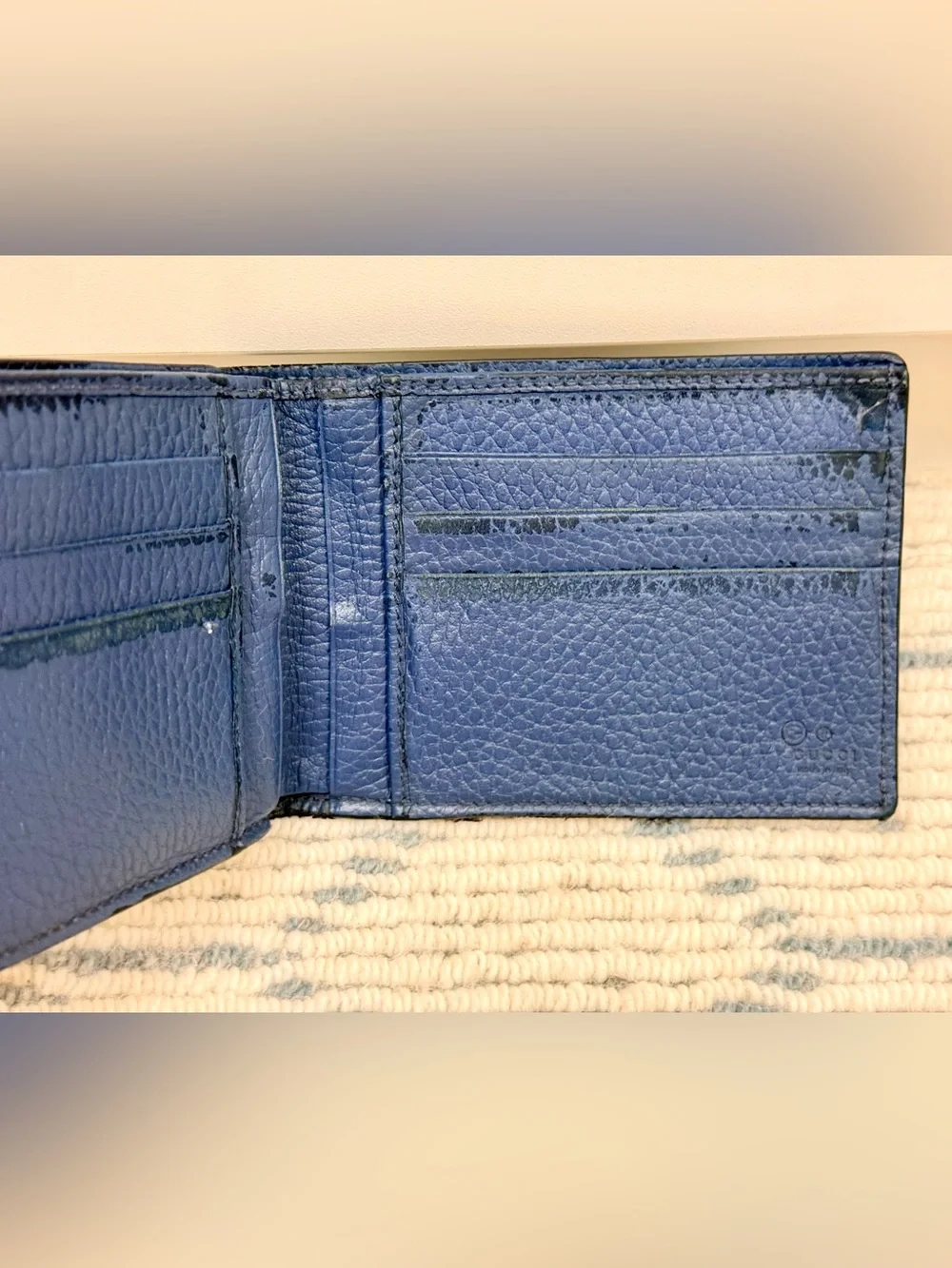 Gucci compartments features adjust